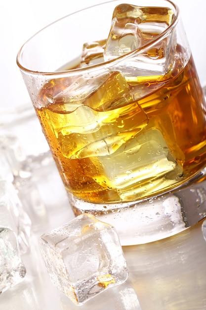 Photo gratuite verres à whisky froid