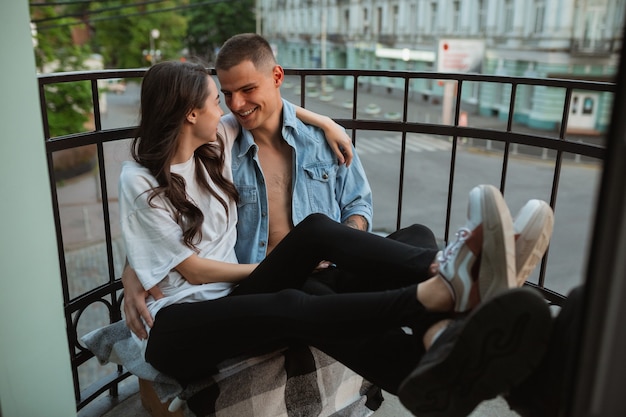 Verrouillage de la quarantaine, concept de séjour à la maison. Jeune beau couple caucasien