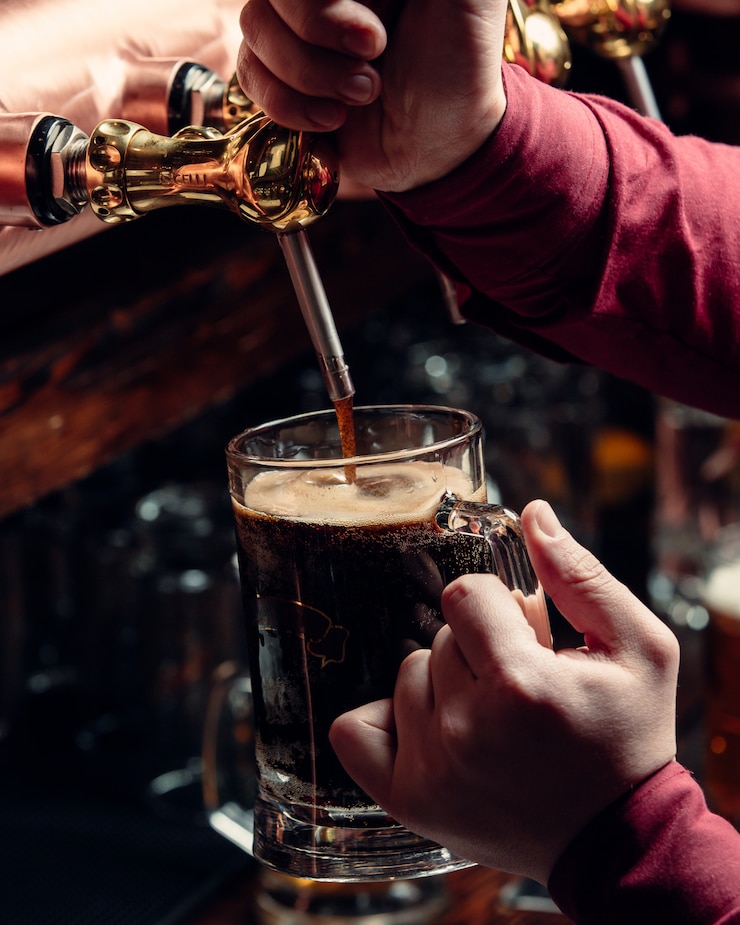 Photo gratuit verser de la bière fraîche