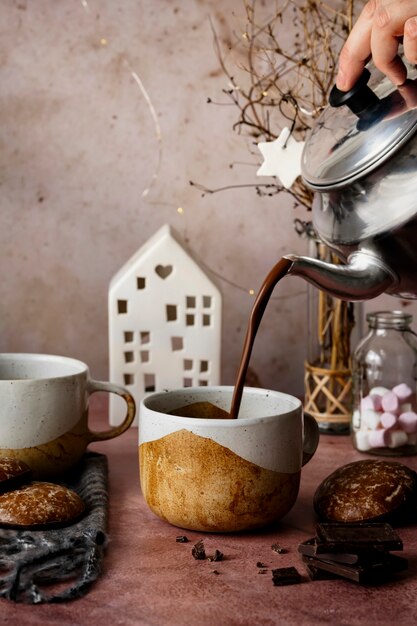 Verser du chocolat chaud à partir d'une bouilloire