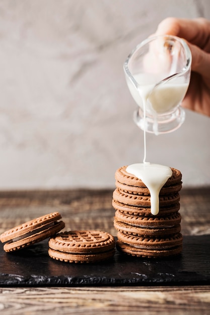 verser du lait sur de délicieux biscuits