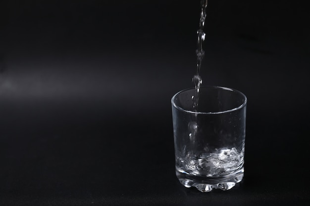 Photo gratuite verser de l'eau dans un verre vide.