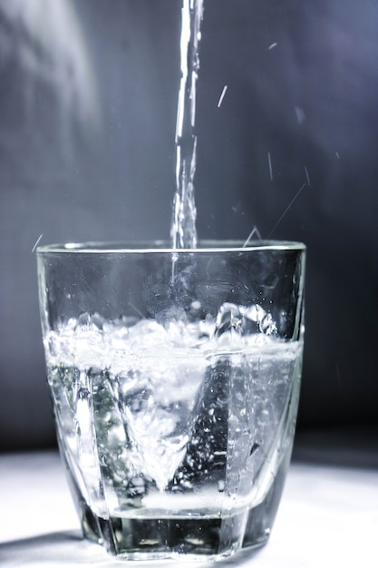 Photo gratuite verser l'eau dans le verre