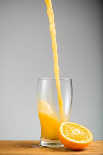 Verser le jus d'orange dans le verre