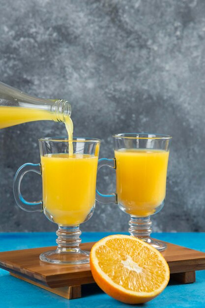 Verser le jus d'orange frais dans une tasse en verre.