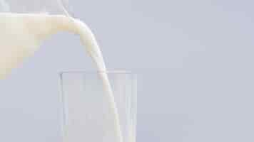 Photo gratuite verser le lait insida un verre