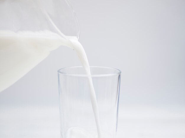 Verser le lait insida un verre