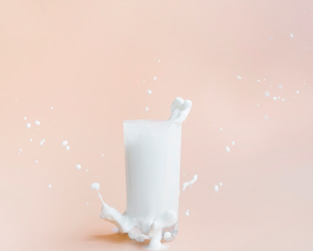 Verser le lait en verre