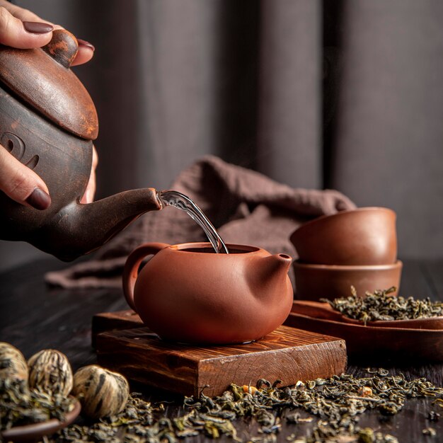 Verser le thé dans une tasse