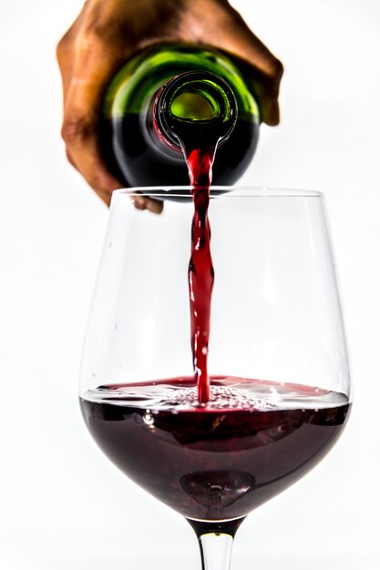 Verser un verre de vin rouge