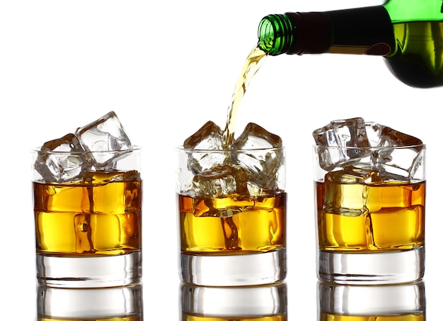 Photo gratuite verser le whisky dans le verre