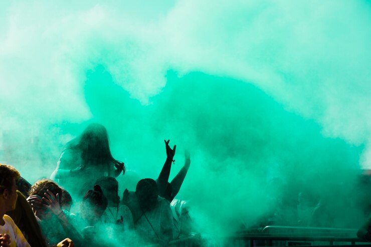 Photo gratuit vert holi poudre de couleur sur la foule