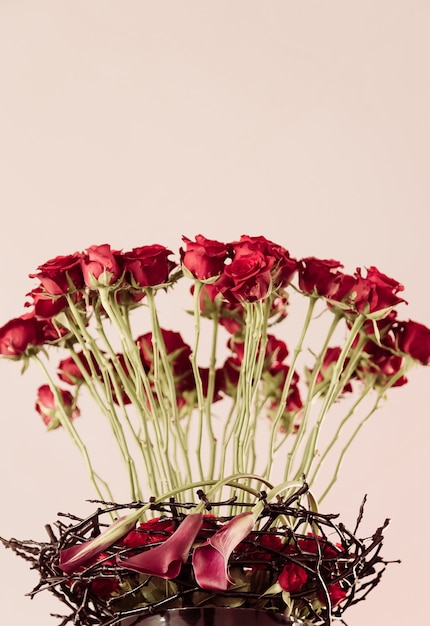 Verticale de belles fleurs roses rouges