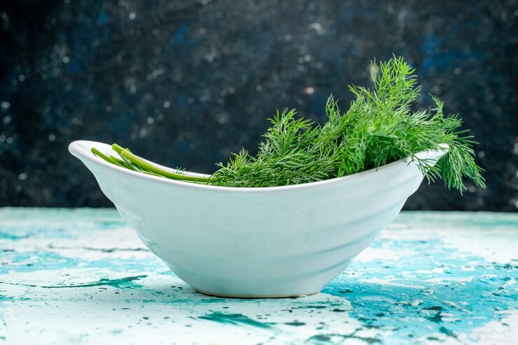 Photo gratuit les verts frais à l'intérieur de la plaque sur bleu vif, produit de feuille verte légume repas alimentaire