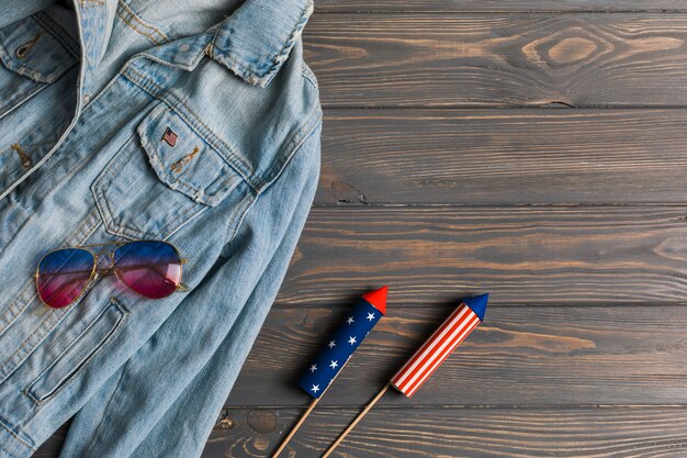 Veste, lunettes de soleil et feu d&#39;artifice sur la table