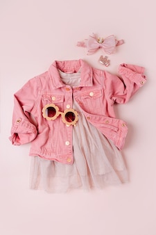 Veste rose et jolie robe. ensemble de mode de tenue pour enfants.