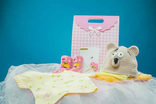 Les vêtements bébé avec un coffret cadeau