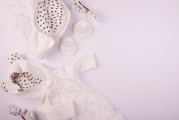 Vêtements de bébé mignon avec espace de copie