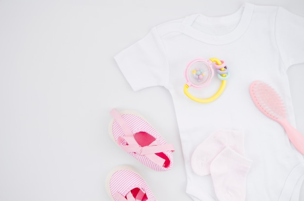 Vêtements de bébé plat poser avec fond blanc