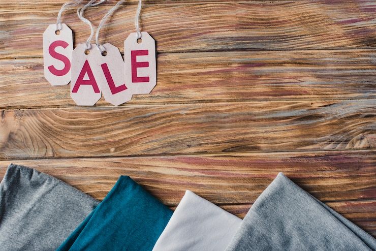 Photo gratuit vêtements et billets sur table