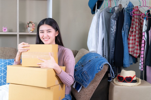 Vêtements de jeune femme propriétaire de petite entreprise en ligne