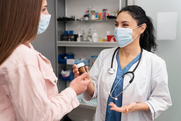 Vétérinaire offrant aux clients des médicaments pour leur animal de compagnie