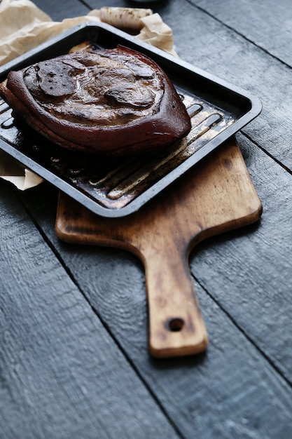 Photo gratuite viande au four sur une plaque à pâtisserie