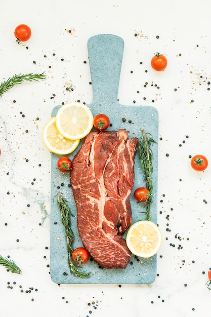 Viande de boeuf crue sur une planche à découper