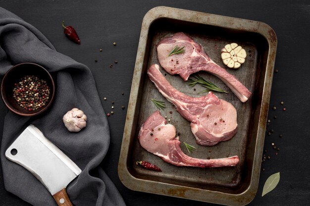 Viande crue assaisonnée dans un plat allant au four