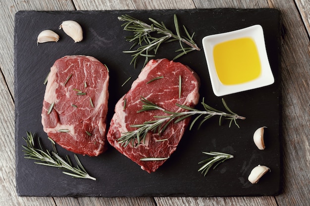 Viande crue aux herbes et épices