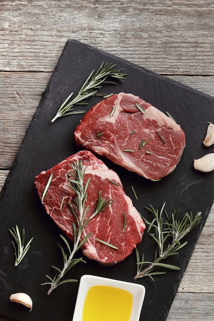 Viande crue aux herbes et épices