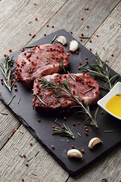 Viande crue aux herbes et épices