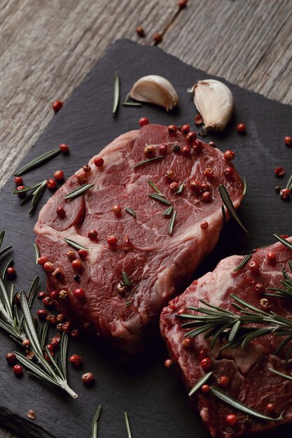 Viande crue aux herbes et épices