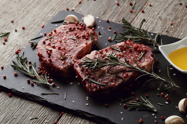 Viande crue aux herbes et épices