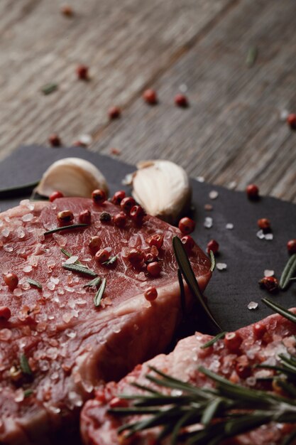 Viande crue aux herbes et épices