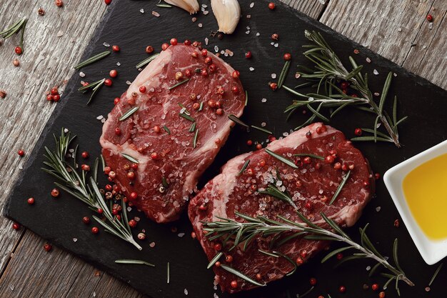 Viande crue aux herbes et épices