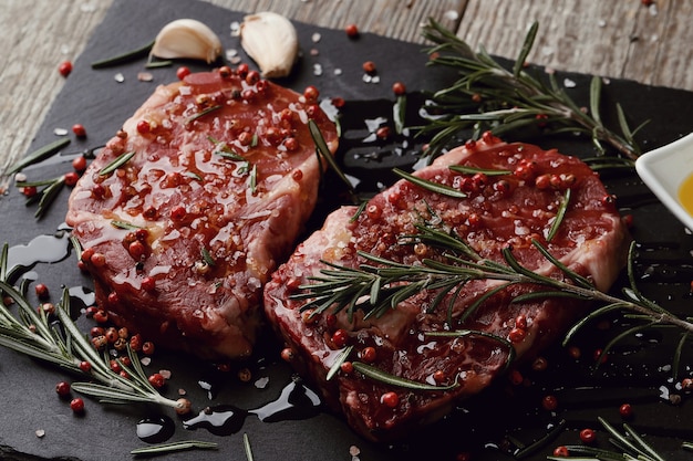 Viande crue aux herbes et épices