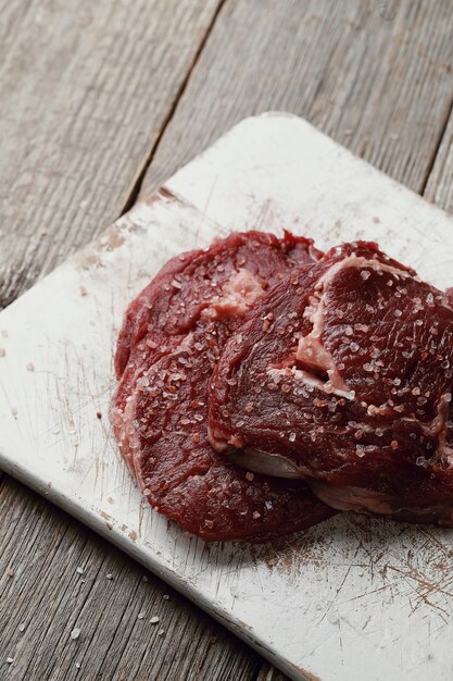 Viande crue aux herbes et épices