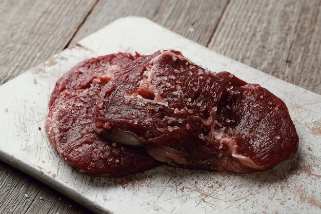 Viande crue aux herbes et épices