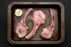 Photo gratuite viande crue dans un plat allant au four
