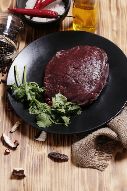 Viande crue avec des ingrédients pour la cuisson des repas