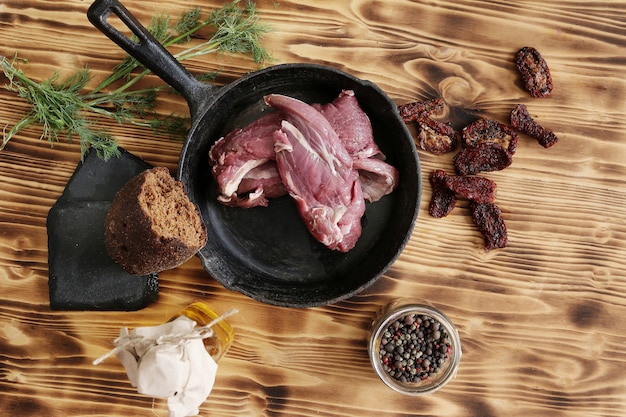 Viande crue avec des ingrédients pour la cuisson des repas