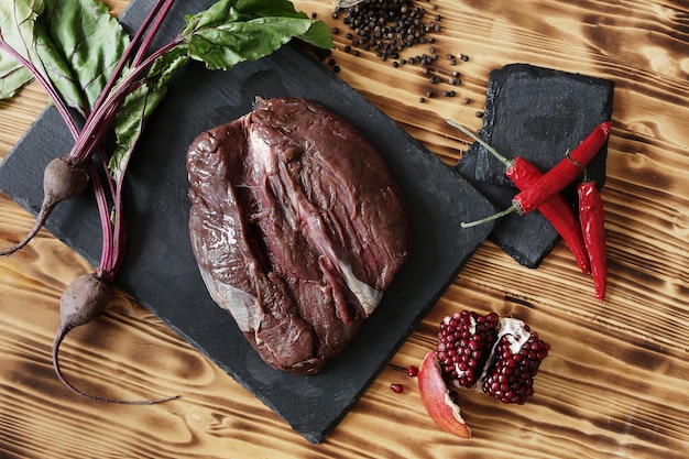 Viande crue avec des ingrédients pour la cuisson des repas