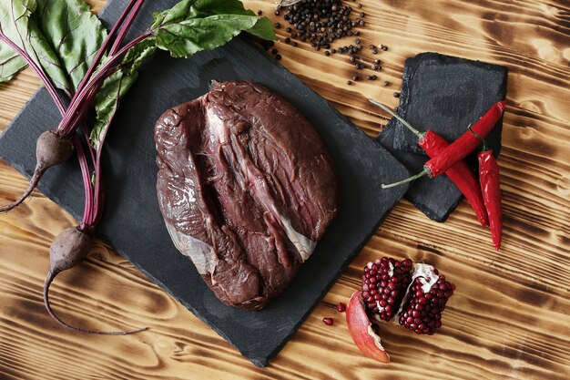 Viande crue avec des ingrédients pour la cuisson des repas