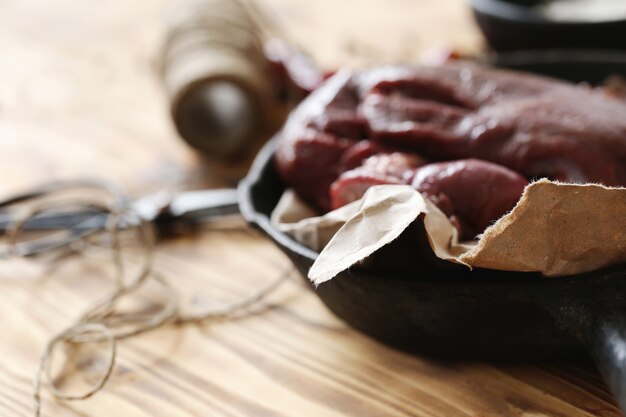 Viande crue avec des ingrédients pour la cuisson des repas