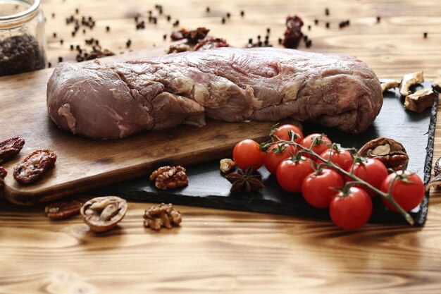 Viande crue avec des ingrédients pour la cuisson des repas