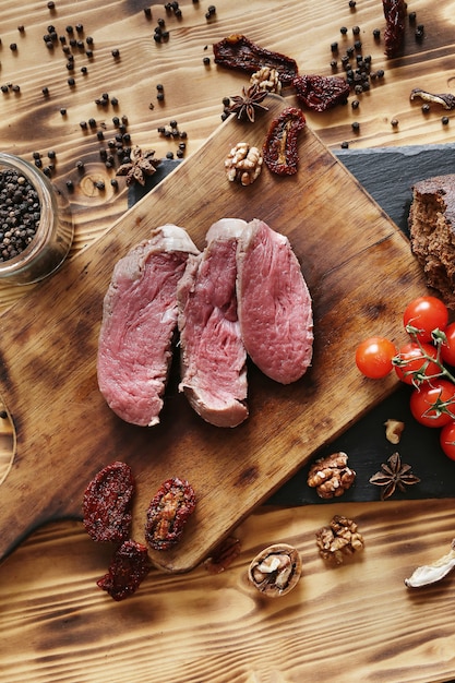 Viande crue avec des ingrédients pour la cuisson des repas