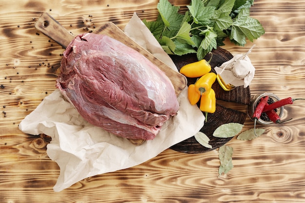 Viande crue avec des ingrédients pour la cuisson des repas