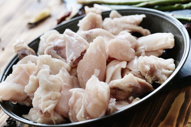 Viande crue avec des ingrédients pour la cuisson des repas