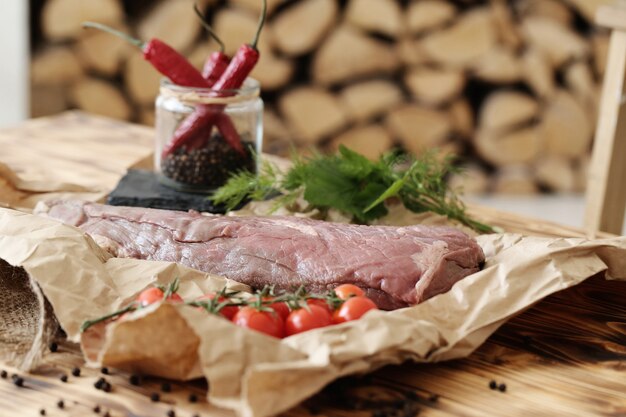 Viande crue avec des ingrédients pour la cuisson des repas